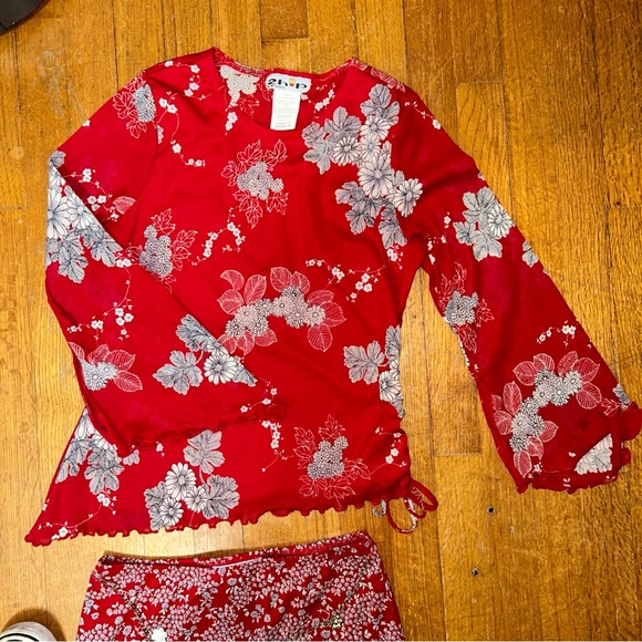 Red and white  floral top and skirt set. Youth XL (16)
Fits a small. - Picture 5 of 7